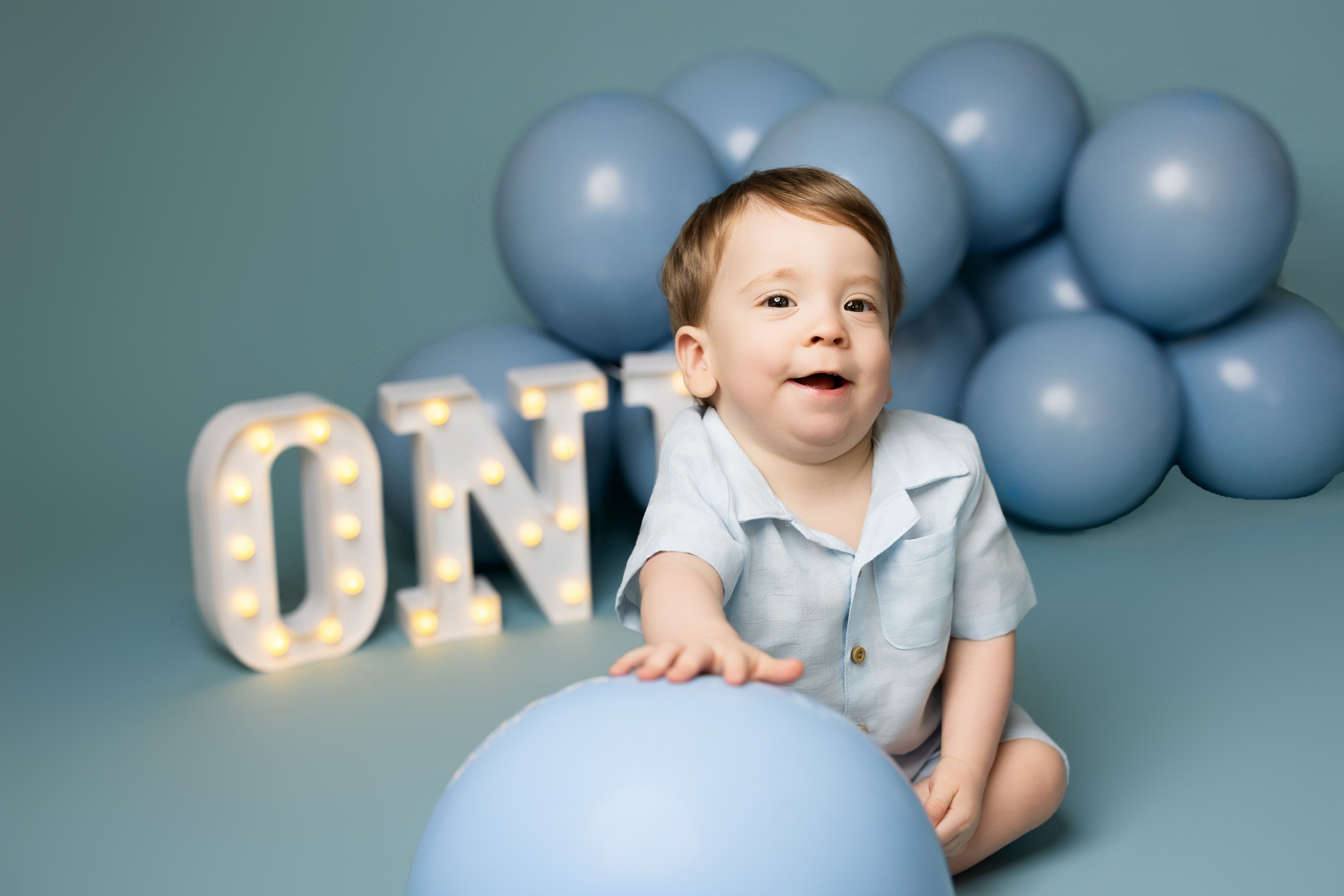 Baby first birthday cake smash photography Appleton Wisconsin