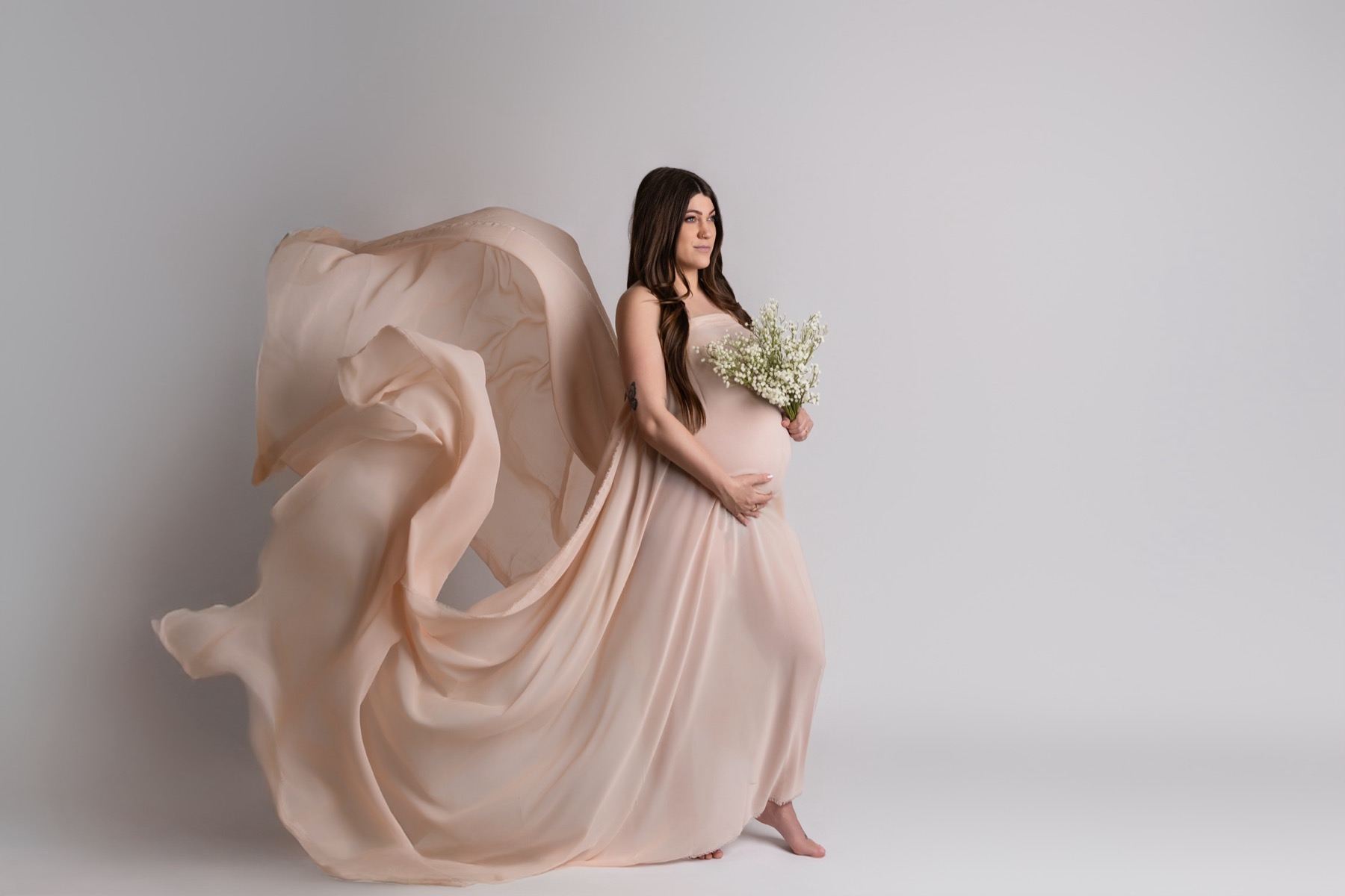 Maternity portrait outdoors in green surroundings